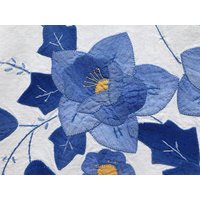 Weisse Leinentischdecke Mit Blauem Blumenmuster Handgesticktes Design Aus Armenien Weisse Leinentischdecke Mit Blauem Blumenmuster Handgesticktes Design Aus Armenien von GoodSurplus