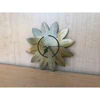 Handgefertigte Sonnenblume Wanduhr Aus Metall Goldschimmer Blumendekor von GoodVibesMetal