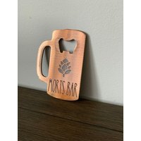 Personalisierter Bierkrug Mit Gravur Flaschenöffner | Benutzerdefinierter Text Personalisierte Bar Geschenk Brautjungfer Groomsman Hochzeitsgeschenk von GoodVibesMetal