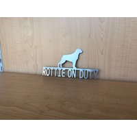 Rottie On Diensthundeschild Aus Metall Rottie On Diensthundeschild Aus Metall von GoodVibesMetal