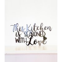 This Kitchen Is Seasoned With Love Metall Wandschild Mit Pulverbeschichtung | Handmade Wohndekor Wandbehang Zitat Küchen Deko von GoodVibesMetal