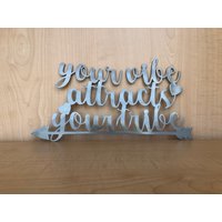 Your Vibe Zieht Ihren Stamm An Metallpfeil-Wand-Kunst-Schild - Durchscheinende Pulverbeschichtung Langlebiges, Hochwertiges Wohndekor 14Ga Stahl von GoodVibesMetal