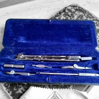 Antik Meisel & Sohn Zirkelkasten Alte Schule Kinder Schulzeug Austattung Geometrie Bauzeichnung Architektur Samt Schatulle Vintage Büro Uni Antik Meisel & Sohn Zirkelkasten Alte Schule Kinder Schulzeug Austattung Geometrie Bauzeichnung Architektur Samt Schatulle Vintage Büro Uni von GoodWASTEofTime