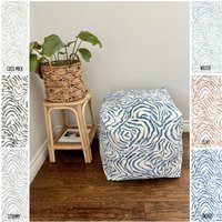 Wasserfarbene Linien Pouf Ottoman, Mit Paintbrush-Effekt, Blau Und Weiß, Beige Rost Abnehmbarer Waschbarer Poufbezug von GoodlifeCali