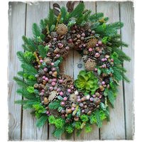 Winter Adventskranz Tannenzapfen, Beeren & Künstliche Fichtendekoration von GorgeousFlowerGifts