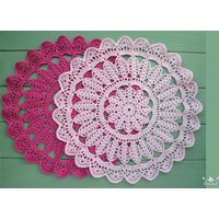 Handgestricktes Deckchen Aus Feiner Baumwolle Spitzendeckchen in Pink Handgestricktes Deckchen Aus Feiner Baumwolle Spitzendeckchen in Pink von Goricvet