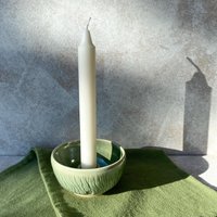 Grüner Keramik-Kerzenhalter, Handgefertigter Leuchter Aus Steinzeug, Rustikale Wohnaccessoires & Geschenkidee von GoshaCeramics