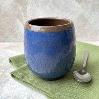 Handgemachter Keramikbecher 350 Ml, Steinzeug Tasse Ohne Henkel, Blauer Töpferbecher, Geschenk Für Kaffee - Oder Teeliebhaber von GoshaCeramics