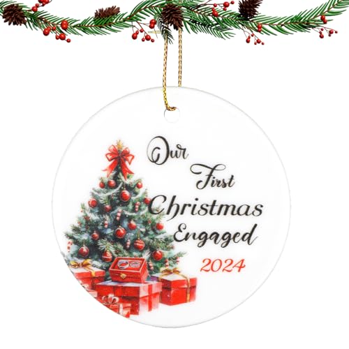 Hängendes Verlobungsornament, 7,3 cm, Unser Erstes Weihnachtsornament für Verlobte 2024" Doppelseitiges Keramik Weihnachtsornament für Verlobte Verlobungsgeschenke für Paare (Stil 4) von Gosknor