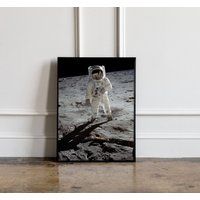 First Man On Moon Print, Apollo 11 Neil Armstrong Poster, Aldrin Fotoposter, Astronaut Schwarz-Weiß Druck von GotTheme