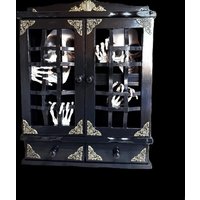 Gewürzregal Aus Massivem Holz, Ein Vintage Möbelstück in Einem Ganz Speziellen Design Mit Schädeln Gewürzregal Aus Massivem Holz, Ein Vintage Möbelstück in Einem Ganz Speziellen Design Mit Schädeln von GothicMystikShop