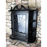 Gothic Vitrinenschrank Aus Holz, Ein Ganz Besonderes Möbelstück in Edlem Schwarz Mit Einem Eingearbeiteten Spinnennetz von GothicMystikShop