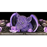 Zauberhafte Geschenkidee Mit Einem Niedlichen Drachen, 2 Kerzen Und Vielen Rosenblüten in Schwarz Lila von GothicMystikShop