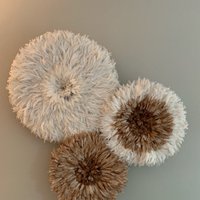 Juju Hut Federn Set L Innenwanddekor Handgemachter Tyn Zum Verkauf Moderner Wandbehang Für 2025 von GracelandJujuHats