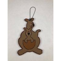 Känguru Mama Baby Täschchen Personalisiert Christbaumschmuck Holz Känguru Mama Baby Täschchen Personalisiert Christbaumschmuck Holz von GraciousGiggles