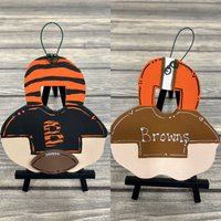 Personalisierte Handbemalte Bengalen, Michigan, Browns, Ohio State, Steelers Weihnachtsschmuck - Holz Personalisierte Handbemalte Bengalen, Michigan, Browns, Ohio State, Steelers Weihnachtsschmuck - Holz von GraciousGiggles