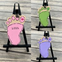 Personalisierte Handbemalte Holz Fußabdruck Füße 1. Weihnachtsdekoration - Junge Mädchen Unisex Personalisierte Handbemalte Holz Fußabdruck Füße 1. Weihnachtsdekoration - Junge Mädchen Unisex von GraciousGiggles