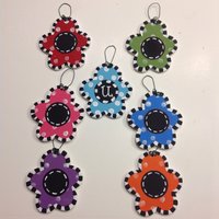 Personalisierte Handbemalte Pünktchen Blume Posie Holz Weihnachtsschmuck Initiale Name Mehrere Farben von GraciousGiggles