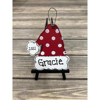 Personalisierte Handbemalter Holz Weihnachtsmann Hut Pola Dot Weihnachtsschmuck Rot Weiß Personalisierte Handbemalter Holz Weihnachtsmann Hut Pola Dot Weihnachtsschmuck Rot Weiß von GraciousGiggles