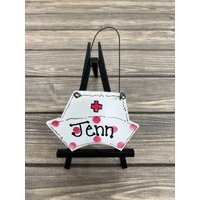 Personalisierte Holz Krankenschwester Ornament - Ihr Name Weihnachtsfeiertag Handbemaltes Personalisierte Holz Krankenschwester Ornament - Ihr Name Weihnachtsfeiertag Handbemaltes von GraciousGiggles