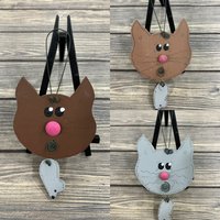 Personalisierte Katze Mit Maus Winter Baumschmuck - Deine Farben Weihnachtsfeiertag Handbemaltes Holz Verschiedene Zur Auswahl Personalisierte Katze Mit Maus Winter Baumschmuck - Deine Farben Weihnachtsfeiertag Handbemaltes Holz Verschiedene Zur Auswahl von GraciousGiggles