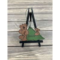 Personalisierter Bär & Pine Baum Baumschmuck - Ihr Name Weihnachtsfeiertag Handbemaltes Holz Braun Grün Outdoor Rustikal Camping von GraciousGiggles