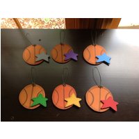 Personalisierter Basketball Winter Baumschmuck Aus Holz - Ihr Name Weihnachten Handbemaltes Sport Varsity School Personalisierter Basketball Winter Baumschmuck Aus Holz - Ihr Name Weihnachten Handbemaltes Sport Varsity School von GraciousGiggles