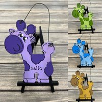 Personalisierter Christbaumschmuck 1.weihnachten Giraffe - Ihr Name Weihnachtsbaumschmuck Handbemaltes Holz Verschiedene Farben Verfügbar von GraciousGiggles