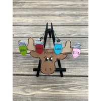 Personalisierter Elch Winter Baumschmuck - Ihr Name Weihnachtsfeiertag Handbemaltes Holz Braun Jäger Jagd Personalisierter Elch Winter Baumschmuck - Ihr Name Weihnachtsfeiertag Handbemaltes Holz Braun Jäger Jagd von GraciousGiggles