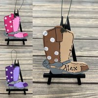 Personalisierter Handbemalter Holz Cowboy Cowgirl Stiefel Weihnachten Ornament Pink Braun Lila Personalisierter Handbemalter Holz Cowboy Cowgirl Stiefel Weihnachten Ornament Pink Braun Lila von GraciousGiggles