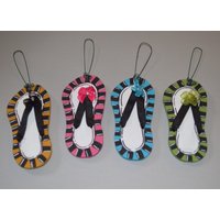 Personalisierter Holz Flip Flop Sandale Tanga Sommer Baumschmuck - Ihr Name Weihnachtsfeiertag Handbemaltes Personalisierter Holz Flip Flop Sandale Tanga Sommer Baumschmuck - Ihr Name Weihnachtsfeiertag Handbemaltes von GraciousGiggles