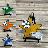 Personalisierter Holz Fußball Winter Baumschmuck - Ihr Name Weihnachtsfeier Handbemaltes Sport Schule Personalisierter Holz Fußball Winter Baumschmuck - Ihr Name Weihnachtsfeier Handbemaltes Sport Schule von GraciousGiggles