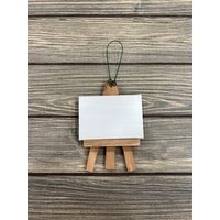 Personalisierter Holz Künstler Staffelei Winter Baumschmuck - Ihr Name Weihnachtsfeiertag Handbemaltes Schule Personalisierter Holz Künstler Staffelei Winter Baumschmuck - Ihr Name Weihnachtsfeiertag Handbemaltes Schule von GraciousGiggles
