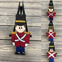 Personalisierter Holz Nussknacker Soldat - Winter Baumschmuck Ihr Name Weihnachtsfeiertag Handbemalt von GraciousGiggles