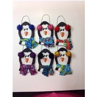 Personalisierter Holz Pinguin Schal Ohrringe Winter Baumschmuck - Ihr Name Weihnachtsfeiertag Handbemalt Personalisierter Holz Pinguin Schal Ohrringe Winter Baumschmuck - Ihr Name Weihnachtsfeiertag Handbemalt von GraciousGiggles