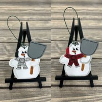 Personalisierter Holz Schneemann Mit Schaufel Winter Baumschmuck - Ihr Name Weihnachtsfeiertag Handbemaltes Personalisierter Holz Schneemann Mit Schaufel Winter Baumschmuck - Ihr Name Weihnachtsfeiertag Handbemaltes von GraciousGiggles