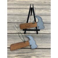 Personalisierter Holzhammer Winter Baumschmuck - Ihr Name Weihnachtsfeiertag Handbemaltes Holz Werkzeug Arbeiter Baumann Männer Personalisierter Holzhammer Winter Baumschmuck - Ihr Name Weihnachtsfeiertag Handbemaltes Holz Werkzeug Arbeiter Baumann Männer von GraciousGiggles