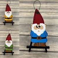 Personalisierter Holzwichtel Winter Baumschmuck - Ihr Name Weihnachtsfeiertag Handbemalt Personalisierter Holzwichtel Winter Baumschmuck - Ihr Name Weihnachtsfeiertag Handbemalt von GraciousGiggles