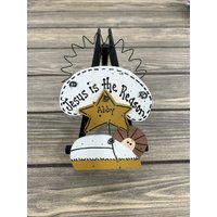 Personalisierter Jesus Aus Holz Ist Der Grund Für Die Jahreszeit Winter Baumschmuck - Ihr Name Weihnachtsfeiertag Handbemaltes Personalisierter Jesus Aus Holz Ist Der Grund Für Die Jahreszeit Winter Baumschmuck - Ihr Name Weihnachtsfeiertag Handbemaltes von GraciousGiggles