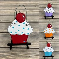 Personalisierter Kleiner Cupcake Baumschmuck Aus Holz - Ihr Name Weihnachtsfeiertag Handbemaltes Dessert Kirsche von GraciousGiggles