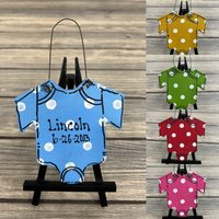 Personalisiertes Babybodysie Outfit Aus Holz Polka Dot Baumschmuck - Ihr Name Weihnachtsfeiertag Handbemaltes Holz Personalisiertes Babybodysie Outfit Aus Holz Polka Dot Baumschmuck - Ihr Name Weihnachtsfeiertag Handbemaltes Holz von GraciousGiggles