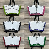 Personalisiertes Buch Studie Christbaumschmuck - Dein Name Handbemaltes Holz Personalisiertes Buch Studie Christbaumschmuck - Dein Name Handbemaltes Holz von GraciousGiggles