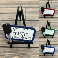 Personalisiertes Holz Auto Neuer Fahrer Winter Baumschmuck - Ihr Name Weihnachtsfeiertag Handbemaltes Personalisiertes Holz Auto Neuer Fahrer Winter Baumschmuck - Ihr Name Weihnachtsfeiertag Handbemaltes von GraciousGiggles