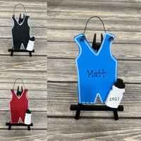 Schneller Versand - Personalisierter Wrestling Singlet & Wasserflasche Weihnachtsanhänger Dein Name Handbemaltes Holz Schneller Versand - Personalisierter Wrestling Singlet & Wasserflasche Weihnachtsanhänger Dein Name Handbemaltes Holz von GraciousGiggles