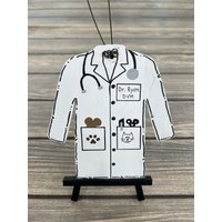Tierarzt Labormantel Arzt Schrubbeljacke Personalisiert Christbaumschmuck Holz Tierarzt Labormantel Arzt Schrubbeljacke Personalisiert Christbaumschmuck Holz von GraciousGiggles
