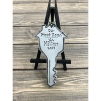 Unser Erstes Zuhause Neuer Hausschlüssel Personalisierter Christbaumschmuck Holz von GraciousGiggles