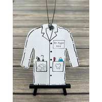Zahnarzt Labormantel Arzt Schrubbeljacke Personalisiert Weihnachtsbaum Baumschmuck Holz Zahnarzt Labormantel Arzt Schrubbeljacke Personalisiert Weihnachtsbaum Baumschmuck Holz von GraciousGiggles