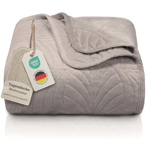 Gräfenstayn Premium Tagesdecke 220x240 cm – Bettüberwurf mit Nahtloser Steppung & Blatt-Design – Samt-Decke – weich, knitterfrei & pflegeleicht – Überwurf für Bett & Sofa (Taupe) von Gräfenstayn