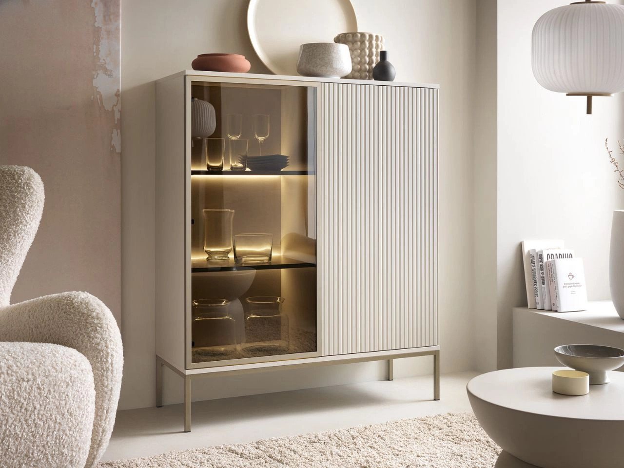 GrainGold Vitrine DEO mit LED, Griffloss, Push-To-Open - 104x39x126 cm - Kaschmir GrainGold Vitrine DEO mit LED, Griffloss, Push-To-Open - 104x39x126 cm - Kaschmir von GrainGold