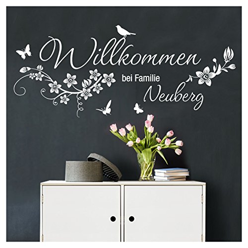 Grandora Wandtattoo Willkommen bei Familie + Wunschname I dunkelblau (BxH) 100 x 45 cm I Blumenranke Flur Sticker Aufkleber Wandaufkleber Wandsticker W5455 von Grandora